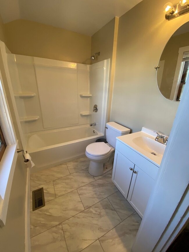 Building Photo - 426 E 15th Ave