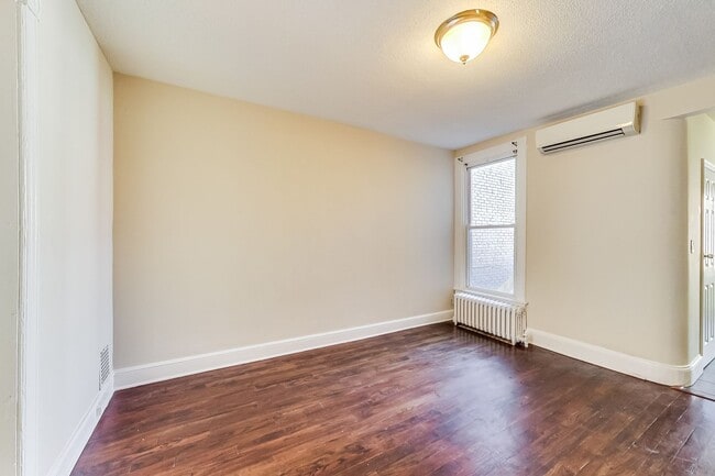Building Photo - Spacious 3bd/2.5 bath updated townhome in ...