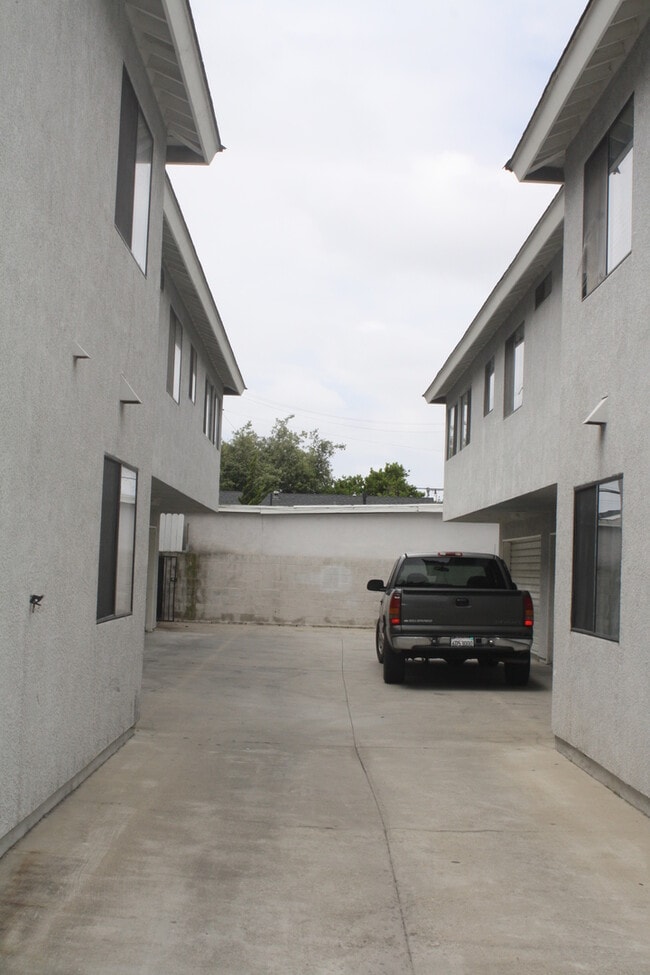 Building Photo - 20703 Roseton Ave