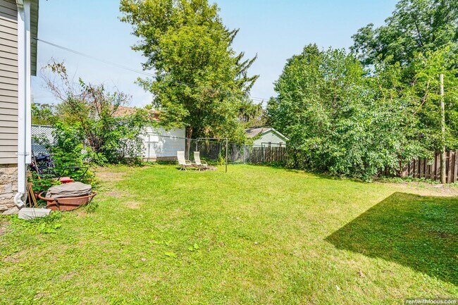 Building Photo - 818/818A Bowen St