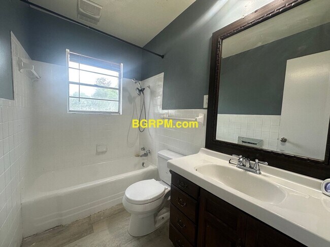 Building Photo - 3 BD, 1 1/2 BA, in Jacksonville,