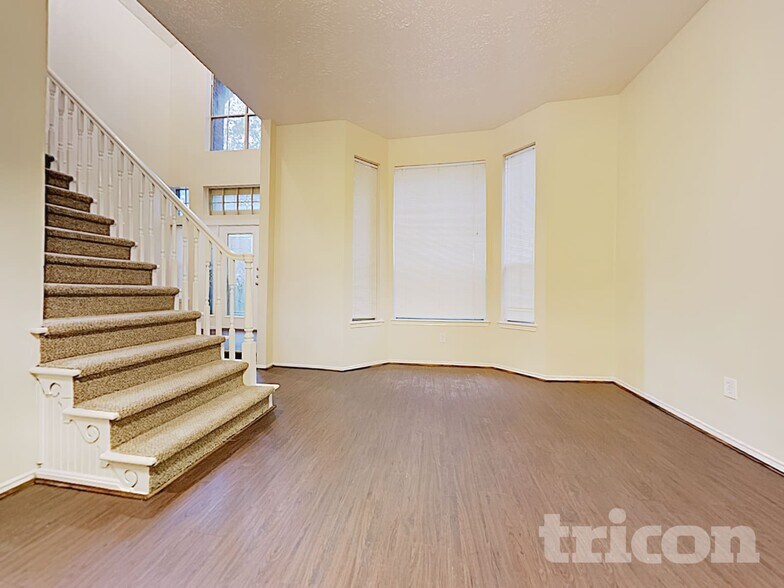 Building Photo - 1934 Creston Dr