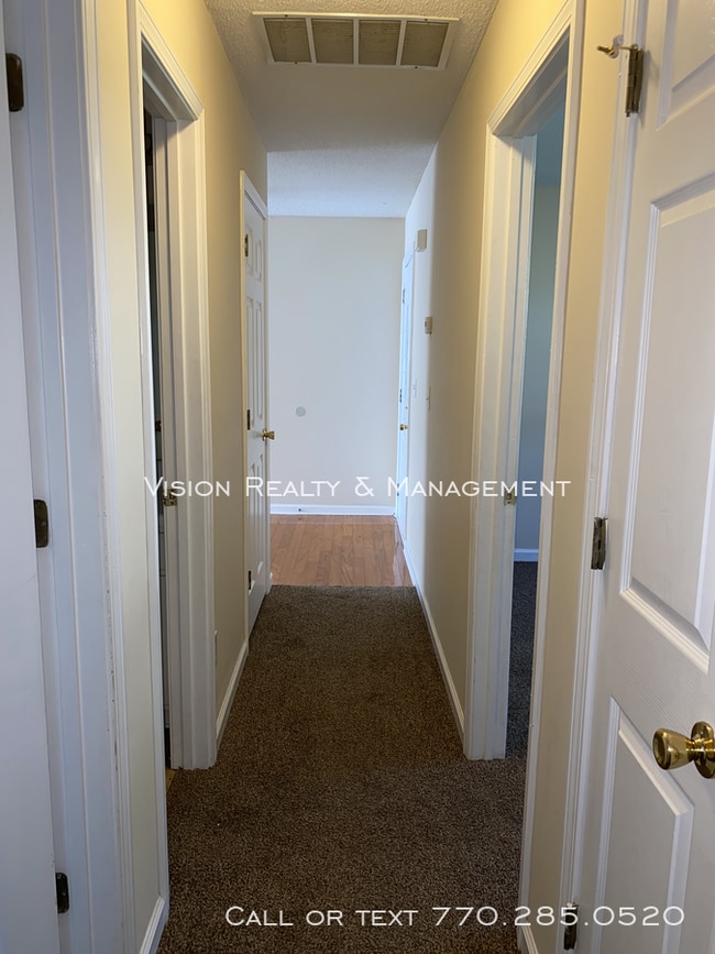 Building Photo - 124 Pin Oak Trail