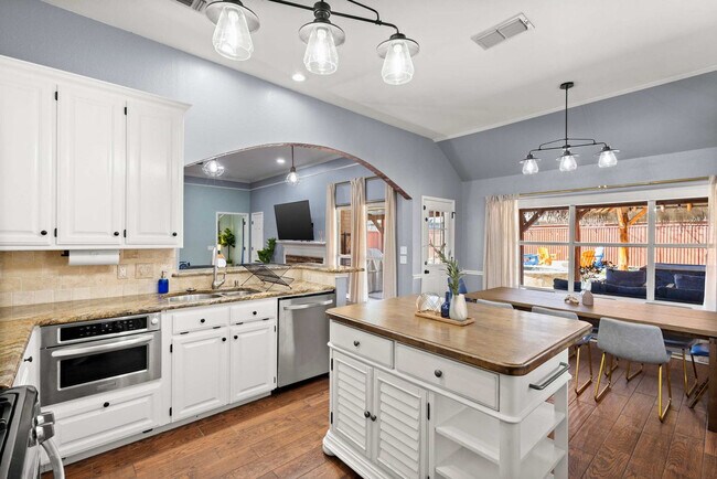 Building Photo - 324 Woodcrest Dr