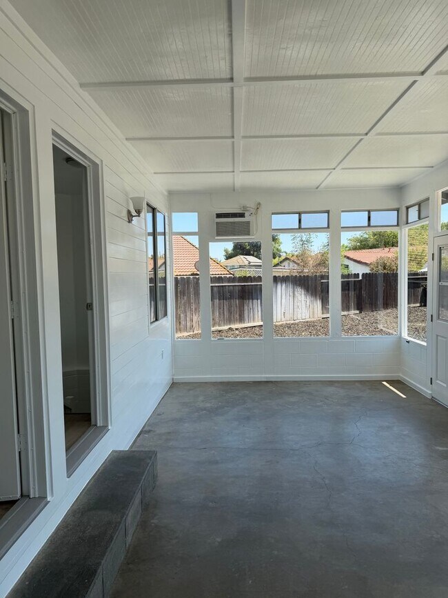 Building Photo - 2136 Creek Ct
