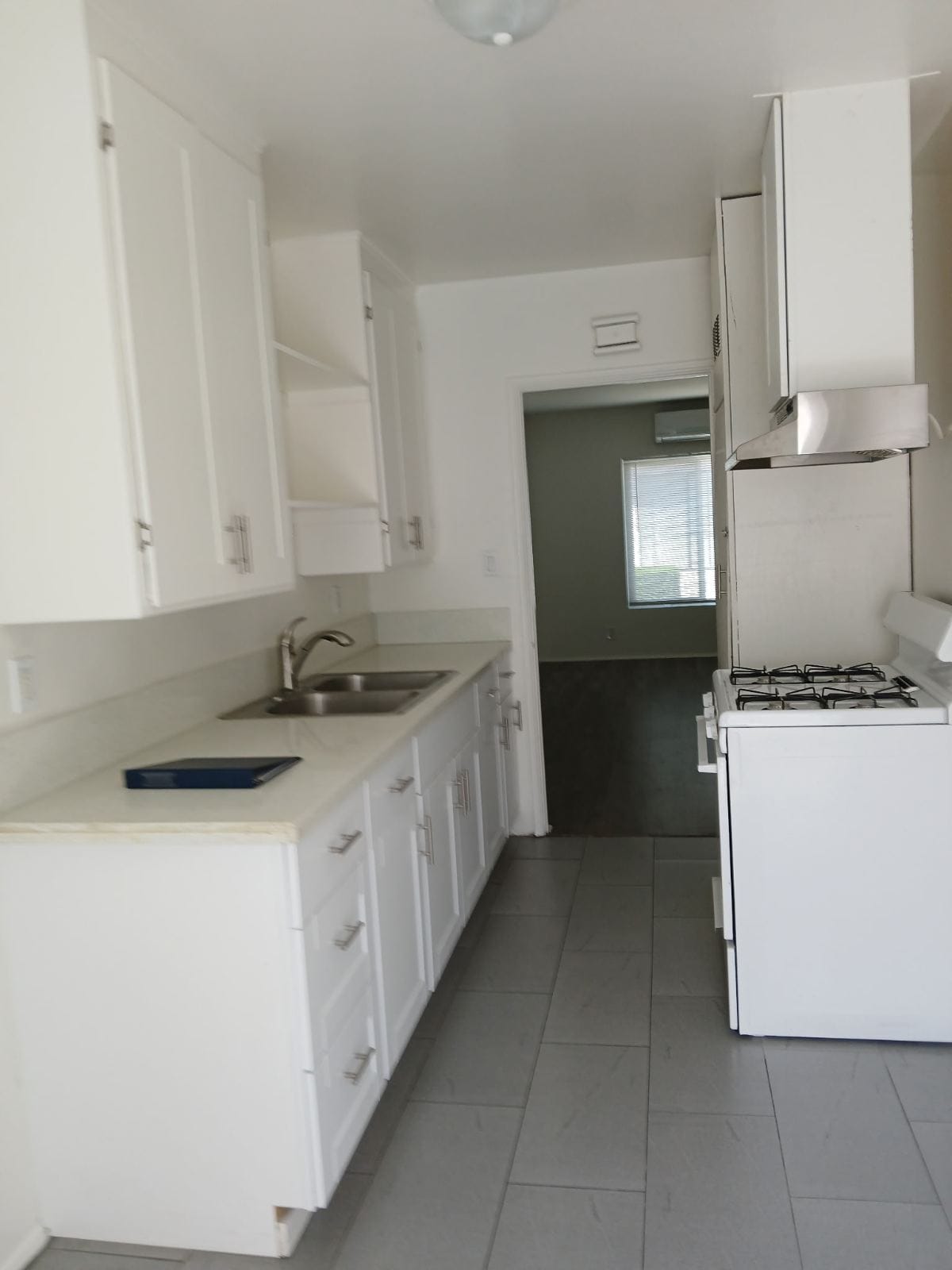 Kitchen - 1728 N Hollywood Way