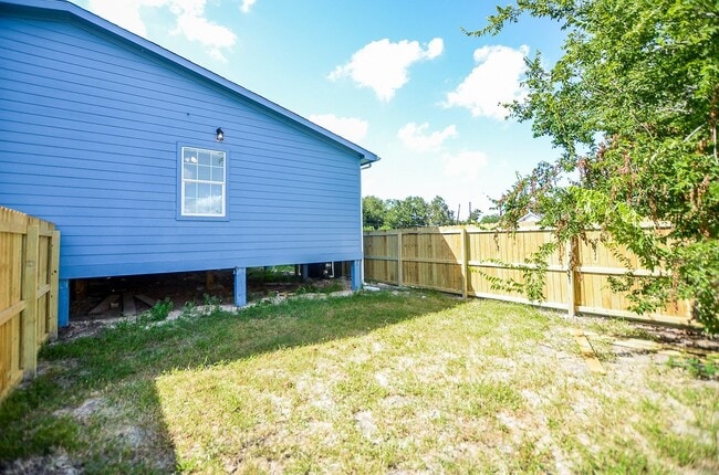 Building Photo - 239 Broadhurst Dr