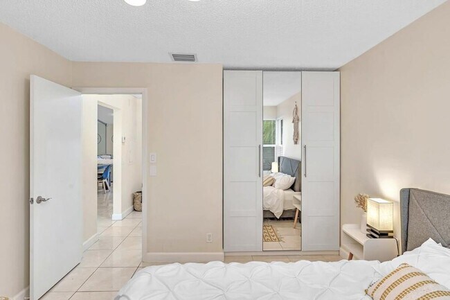 Building Photo - Beautiful 3-Bedroom, 2-Bath Villa with Lak...