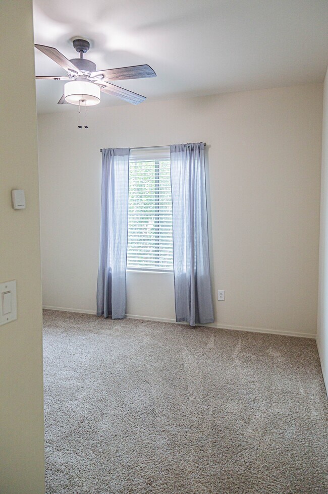 Building Photo - 12640 N Wildrose Dr