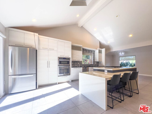 Building Photo - 15424 Camarillo St