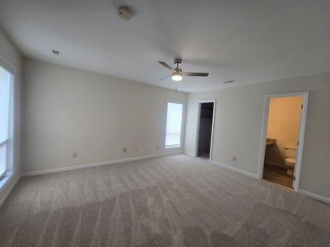 Building Photo - Meticulously Kept 2BR, 3BA Townhome with D...