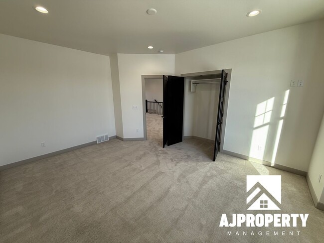 Building Photo - 8609 W Shoreline Pl