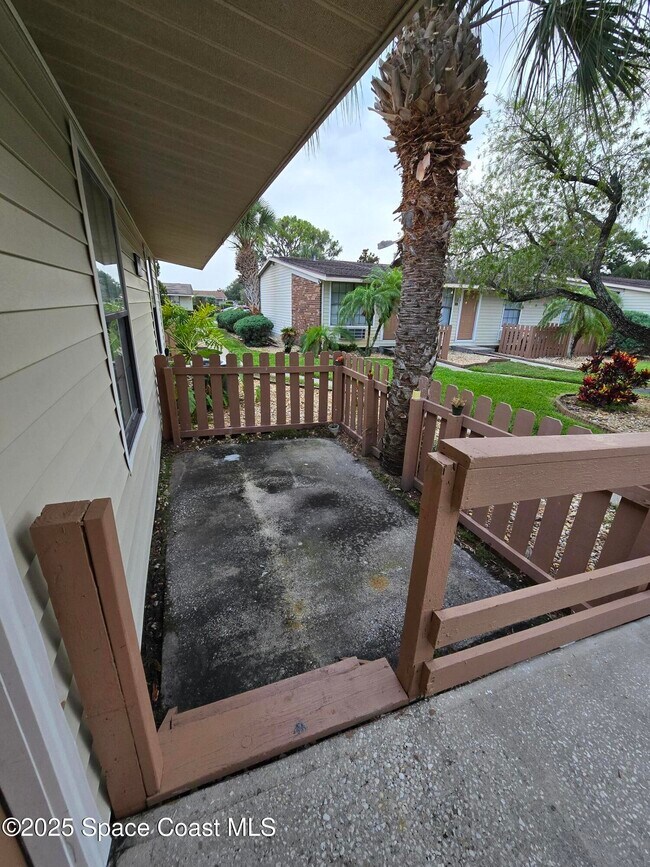 Building Photo - 1700 Bottlebrush Dr