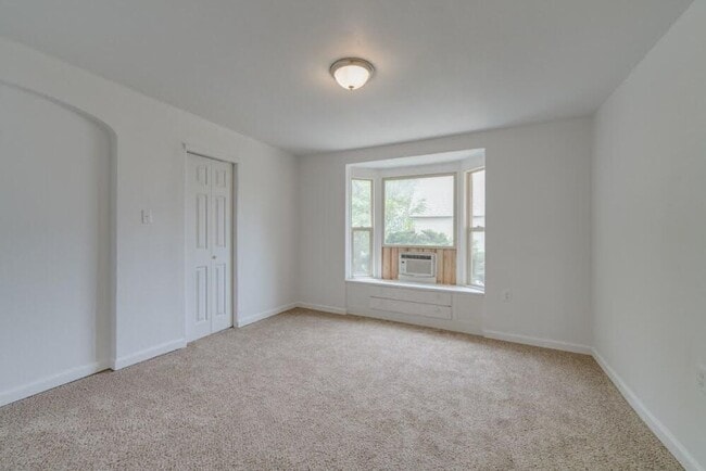 Building Photo - 4 bedroom 2 bath Home