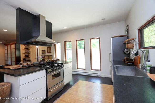 Building Photo - 10 Fitzsimmons Ln