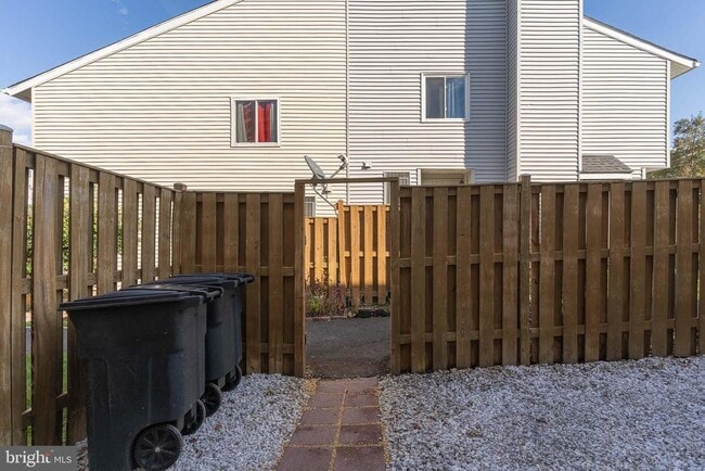 Building Photo - 8708 Village Square Dr