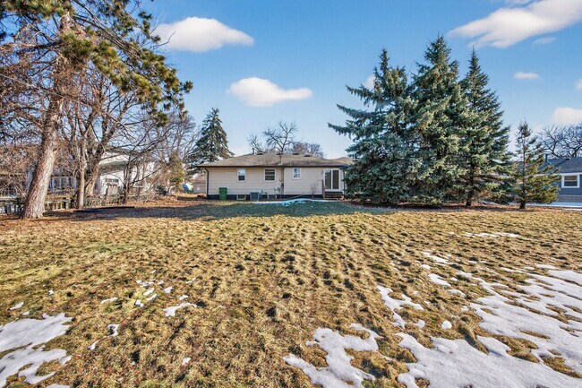 Building Photo - Great Location