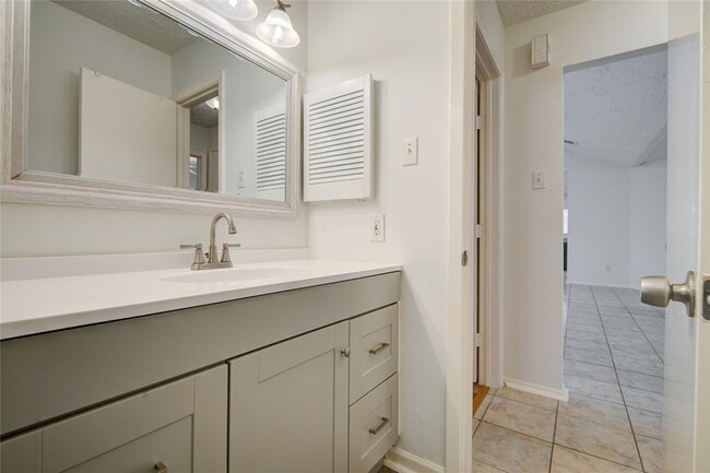 Building Photo - 1911 Ripple Creek Dr