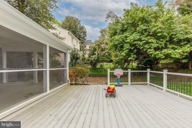 Building Photo - 3209 Thornapple St