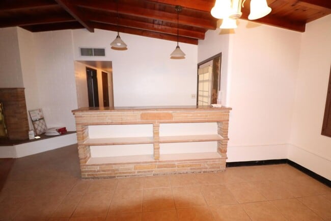 Building Photo - 3 Bedroom 2 Bathroom