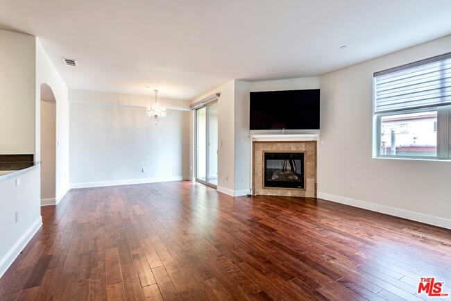 Building Photo - 5037 Rosewood Ave