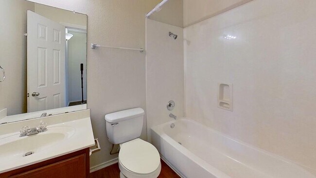 Building Photo - 411 Quail Hollow Dr