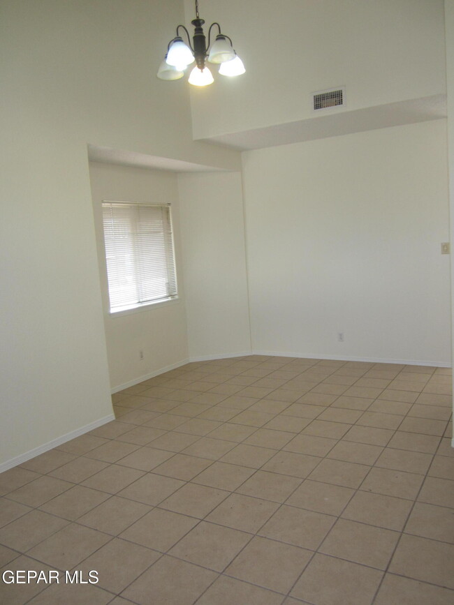 Building Photo - 538 Olmeca Dr