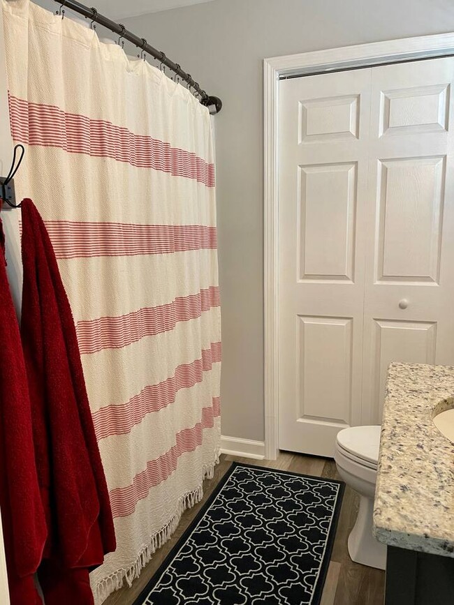 Building Photo - 233 Lakeview Cir