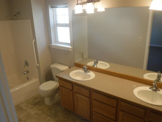 Building Photo - Beautiful Newly Renovated 3 Bedroom Home- ...