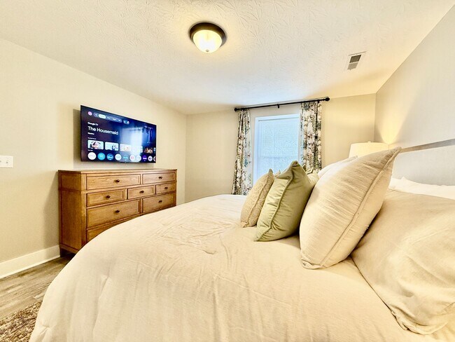 Building Photo - New 5BR Retreat With Hot Tub 2 Living Areas WC, OH