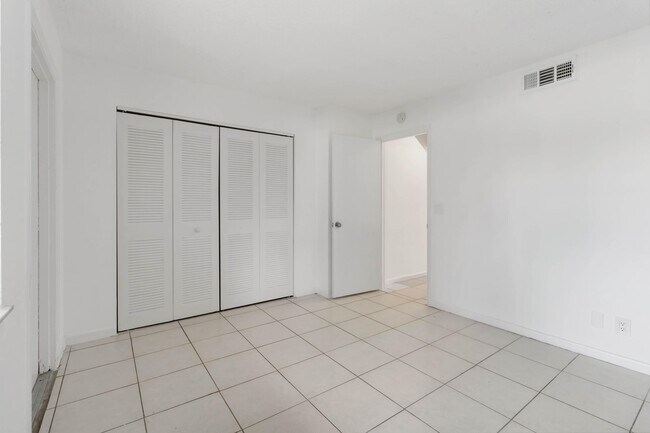 Building Photo - 2820 Tennis Club 204 Dr