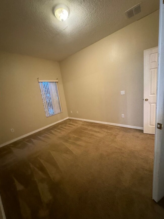 Building Photo - Spacious 3 bedroom, 3 bath, 3 car garage h...