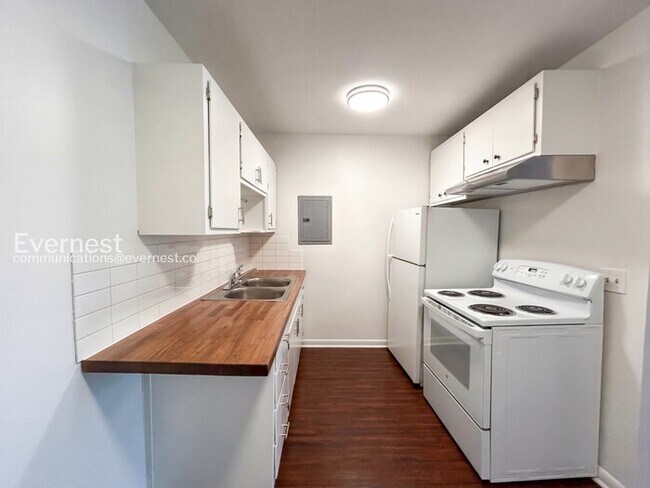 Building Photo - 2601 Hillsboro Pike