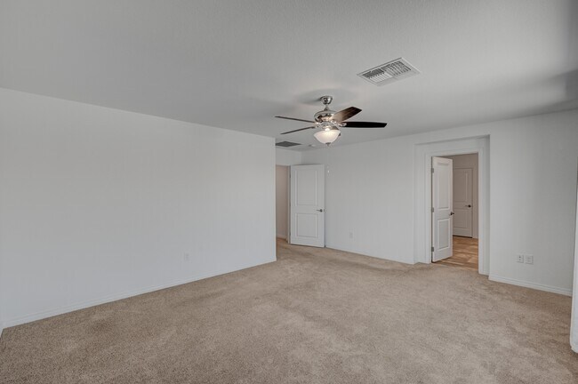 Building Photo - 630 Great River Ave