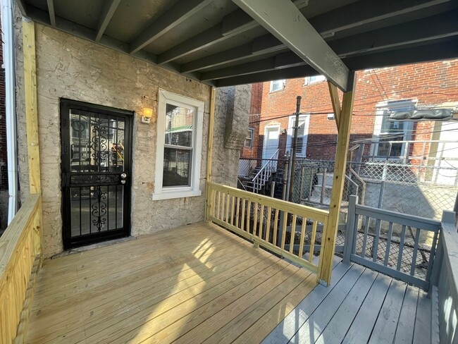 Building Photo - 1611 S Yewdall St