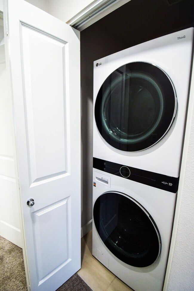 Building Photo - Beautiful 4 Bedroom 3.5 BA Home! Mother in Law Suite, Attached Garage & Top floor Bonus Room!