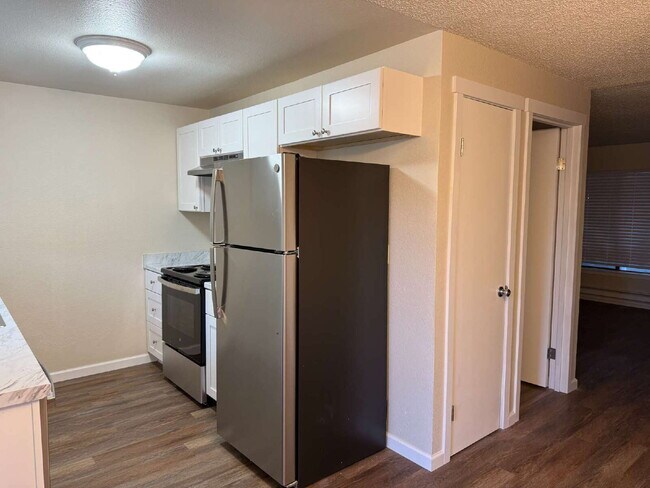 Building Photo - Fully Remodeled 2 Bedroom Unit- Available for Immediate Move In