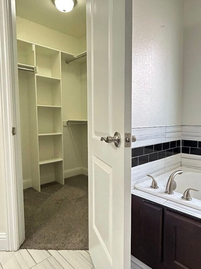 Building Photo - 910 Sunset Ln