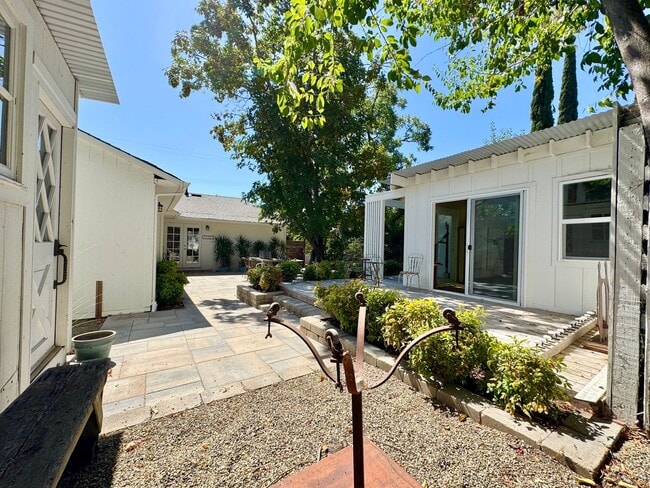 Building Photo - Available For 4+ Months!* Rare Find Furnished Saint Helena Gem, “Upper Tainter” 2 Bedrooms, 2 Bat...