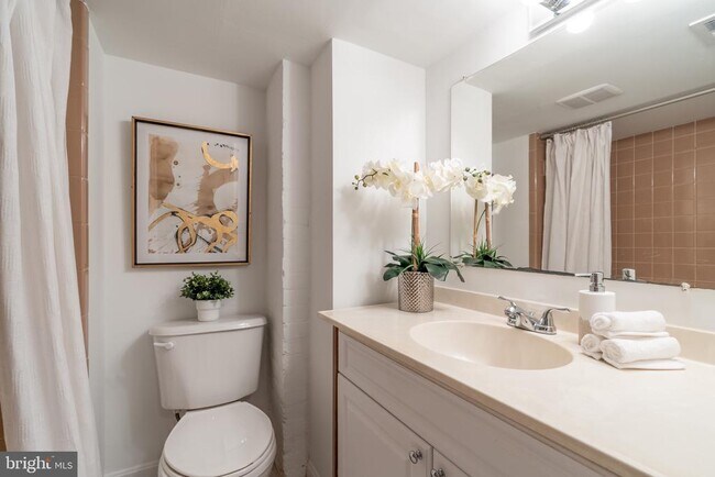 Building Photo - 1683 35th St NW