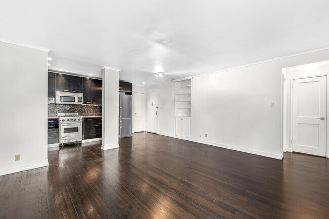 Building Photo - 140 7th Ave