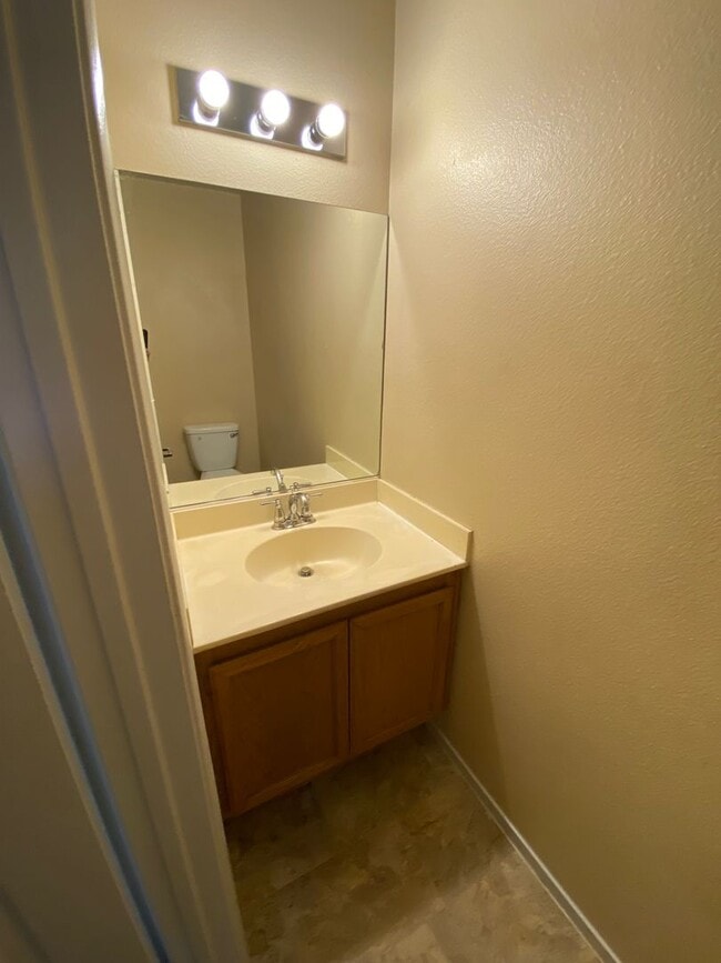 Building Photo - 3 bed, 2.5 bath, 3 car garage home in Nort...