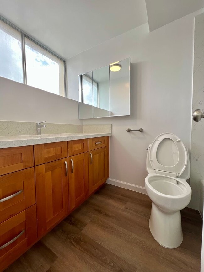 Building Photo - Spacious and Renovated Unit--2Bedrooms, 2B...