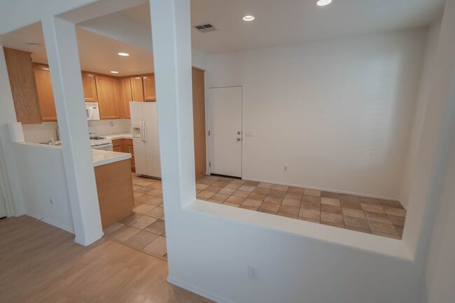 Building Photo - Beautiful 3-Bedroom Corner-Lot Condo in the Palisades of Stevenson Ranch!