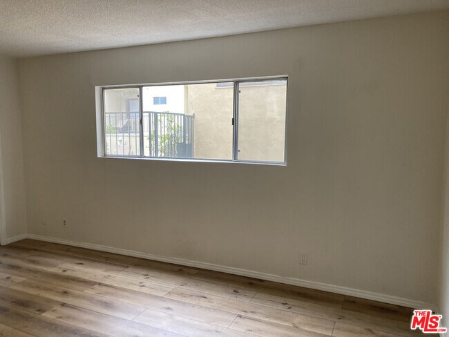 Building Photo - 1418 S Bentley Ave