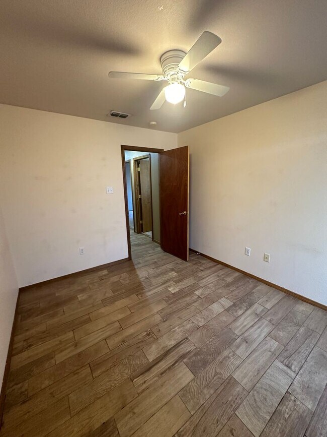 Building Photo - Cozy 4 Bed 2 Bath! Mesa School District !