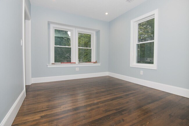 Building Photo - No Brokers Fee. InUnit Washer/Dryer, centr...