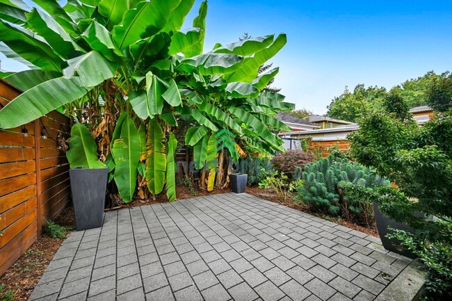 Building Photo - A beautiful 3 bed and 2 bathroom house for...