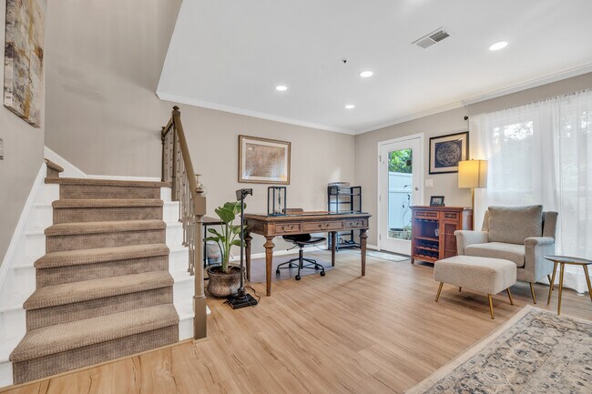 Building Photo - 586 Saint James Walk SE