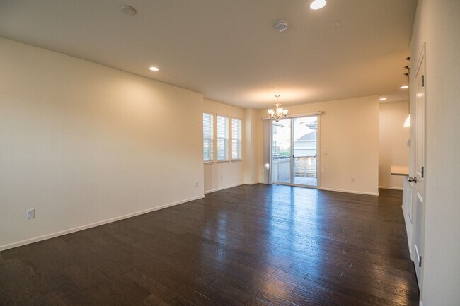 Building Photo - 2 Bedroom 2 1/2 Bath in Mosaic